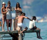 Lapo Elkann saute à l'eau, assis... - juin 2008 à Saint-Tropez 