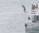 John McEnroe saute à l'eau, et un de ses amis veut immortaliser ça - mars 2008 à Saint-Barthelemy 