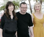 Charlotte Gainsbourg, Lars von Trier et Kirsten Dunst à Cannes pour le photocall de Melancholia en mai 2011 