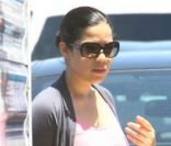 America Ferrera sur le plateau du tournage du film End of Watch à Los Angeles le 3 août 2011 ! Elle est quelque peu boudinée.