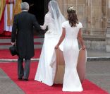 Une copie de la robe que Pippa Middleton portait le 29 avril 2011 au mariage princier de William et Kate, sera mise en vente dans les magasins Debenhams en Angleterre.