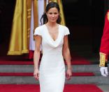 Une copie de la robe que Pippa Middleton portait le 29 avril 2011 au mariage princier de William et Kate, sera mise en vente dans les magasins Debenhams en Angleterre.