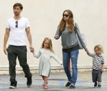 Tobey Maguire s\'offre un déjeuner en ville avec sa petite famille, son épouse Jennifer et leurs enfants, Otis et Ruby. Los Angeles, 7 août 2011