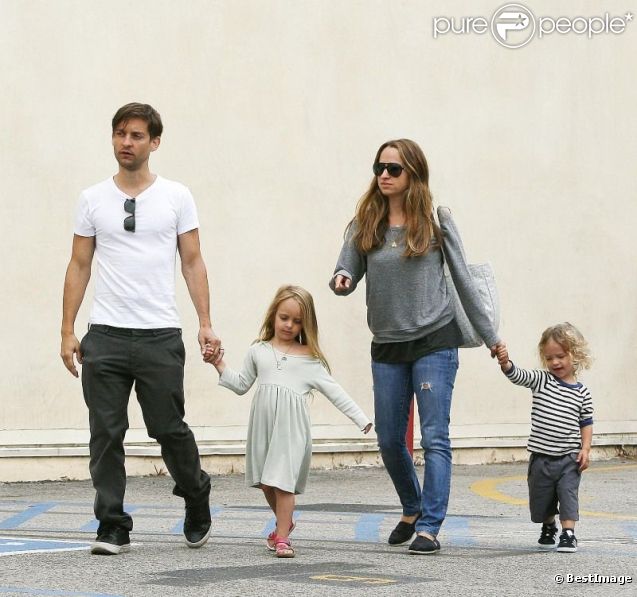Tobey Maguire s'offre un déjeuner en ville avec sa petite famille, son épouse Jennifer et leurs enfants, Otis et Ruby. Los Angeles, 7 août 2011