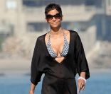 A 44 ans, Halle Berry peut se targuer d'avoir une plastique de déesse. En bikini, la star hollywoodienne fait toujours sensation ! Malibu, 1 avril 2011 