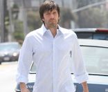 Ben Affleck affiche une nouvelle coiffure alors qu'il se promène dans les rues de Los Angeles, le 23 juillet 2011