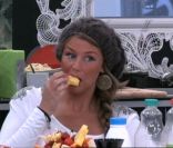 Aurélie (Secret Story 5) : Si elle continue à manger comme cela, pas sûr que son Rudy l'attende à la sortie ! Attention jolie Aurélie, reprend toi ! 
