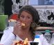 Aurélie (Secret Story 5) : Si elle continue à manger comme cela, pas sûr que son Rudy l'attende à la sortie ! Attention jolie Aurélie, reprend toi ! 