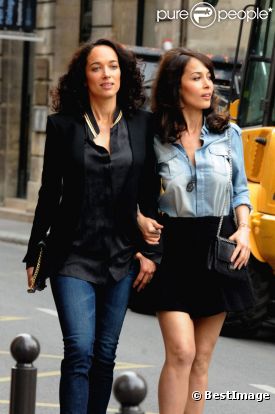 Dolores et Carmen Chaplin marchent dans les rues de Paris pour un shooting photos le 26 juillet 2011