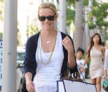 Reese Witherspoon fait du shopping à Los Angeles le 12 août 2011