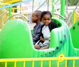 David Banda et Mercy, les deux enfants que Madonna a adoptés au Malawi en 2006 et 2009, en août 2010. 
