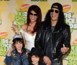 Slash et sa femme Perla à Los Angeles en 2009, avec leurs fils 