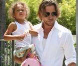 Gabriel Aubry et sa fille Nahla à la sortie de la maternelle, le 15 août à Los Angeles !