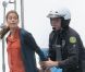 Teri Hatcher : Arrêtée et menottée, l'actrice rigole et drague même le policier