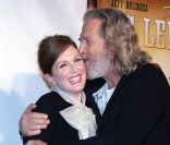 Julianne Moore : Jeff Bridges, au sommet de la bonne humeur, ne lui résiste pas