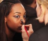  1/ Dans un premier temps, on utilise les fards de la diagonale, de droite à gauche pour un make-up subtil, idéal pour le jour. La teinte la plus claire est posée sur l'ensemble de la paupière jusqu'aux sourcils, la plus foncée uniquement sur la paupière mobile. 
 Backstage Derek Lam, automne-hiver 2011/2012. 