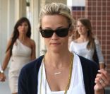 L'actrice Reese Witherspoon profite du soleil californien et passe ses après midis à faire du shopping. Los Angeles, le 12 août 2011. 