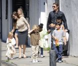 Brad Pitt, Angelina Jolie et leurs six enfants à La Nouvelle-Orléans en mars 2011 