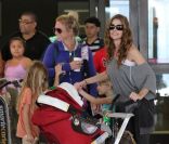 Denise Richards à l'aéroport de Los Angeles le 20 août 2011 avec ses filles Lola, Sam et Eloise