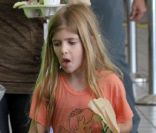 Denise Richards à l'aéroport de Los Angeles le 20 août 2011 avec ses filles Lola, Sam et Eloise qui n'oublient pas l'heure du snack 