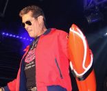David Hasselhoff déguisé en sauveteur sur scène aux côtés de ses filles Taylor Ann et Hayley, au club GAY à Londres le 20 août 2011