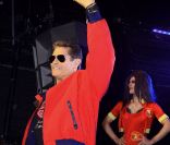 David Hasselhoff brandit sa bouée d\'Alerte à Malibu, sur scène pour soutenir ses filles Taylor Ann et Hayley, au club GAY à Londres le 20 août 2011