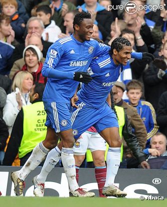 John Obi Mikel peut retrouver le sourire : après dix jours de séquestration suite à son enlèvement le 12 août 2011, son père Michael a été délivré par la police.