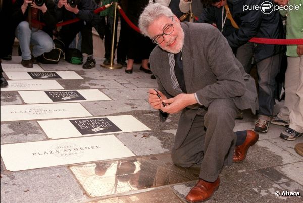 Le réalisateur Ettore Scola en 2001 sur les Champs-Elysées