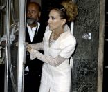 Sarah Jessica Parker sort d'un hôtel en pleine séance photos alors qu'un homme est tombé dehors. Londres, 31 août 2011