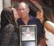 Ed O'Neill a reçu son étoile sur le Hollywood Walk of Fame, à Hollywood le 30 août 2011. Il était bien entouré de Katey Sagal et de la belle Sofia Vergara.