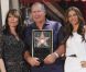 Ed O'Neill a reçu son étoile sur le Hollywood Walk of Fame, à Hollywood le 30 août 2011. Ici avec Katey Sagal et Sofia Vergara. Souvenez-vous du générique mythique de Mariés deux enfants !