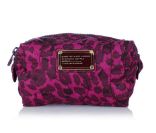   Mon vanity pour le bureau  
 Pour tout ranger, une jolie trousse qu'on n'a pas honte de sortir. Marc by Marc. 