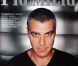 Cheveux courts et rasé de près, George Clooney pose pour le magazine Premiere en décembre 1998.