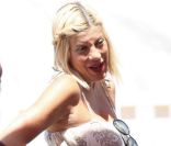 Tori Spelling, enceinte, se balade avec sa petite famille au Chili Cook-Off Festival à Malibu le 4 septembre 2011