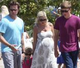 Tori Spelling, enceinte, se balade avec sa petite famille au Chili Cook-Off Festival à Malibu le 4 septembre 2011