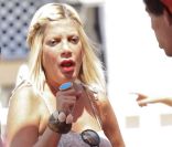 Tori Spelling, enceinte, se balade avec sa petite famille au Chili Cook-Off Festival à Malibu le 4 septembre 2011