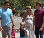 Tori Spelling, enceinte, se balade avec sa petite famille au Chili Cook-Off Festival à Malibu le 4 septembre 2011