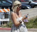 Tori Spelling, enceinte, se balade avec sa petite famille au Chili Cook-Off Festival à Malibu le 4 septembre 2011