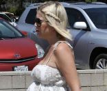 Tori Spelling, enceinte, se balade avec sa petite famille au Chili Cook-Off Festival à Malibu le 4 septembre 2011
