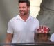Hugh Jackman : Les photos de sa rencontre avec Carla Bruni et Nicolas Sarkozy !