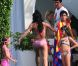 Shakira entourée d'enfants dans sa villa de Miami le 5 septembre 2011