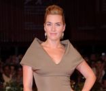 L\'actrice anglaise Kate Winslet, sublime en Victoria Beckham et Jimmy Choo, illumine le tapis rouge pour la projection du film Carnage. Venise, le 1er septembre 2011.<br />