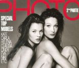Carla Bruni et une toute jeune et timide Kate Moss posent ensemble en couverture du magazine Photo. Décembre 1993.