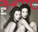 Carla Bruni et une toute jeune et timide Kate Moss posent ensemble en couverture du magazine Photo. Décembre 1993.