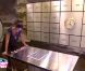 Dans la salle des coffres, Ayem décroche un indice sur le secret de Morgane (quotidienne Secret Story du mercredi 7 septembre 2011).