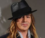 John Galliano a été condamné à 6 000 euros d\'amende avec sursis<br />