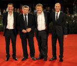 L'équipe du film Faust, d'Alexandre Sokourov, avec Johannes Zeiler et Anton Adasinskiy, lors de la 68e Mostra de Venise. Le 10 septembre 2011, Faust a reçu le Lion d'or de la biennale.