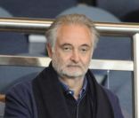 Jacques Attali semblait passionner par les nouvelles stars du Paris Saint-Germain dans le match de Ligue 1 face à Brest le 11 septembre 2011