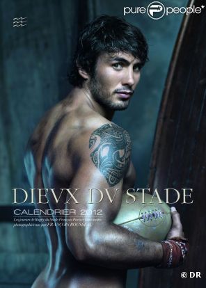 Les Dieux du Stade 2012 propose une fois de plus des photos de choix pour les amatrices et amateurs de belles musculatures avec le jeune Sébastien Torresin en couverture