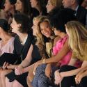 Beyoncé, enceinte, brille lors d'un défilé scintillant en pleine Fashion Week